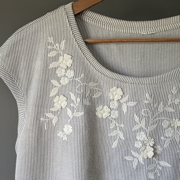 Flower Applique Cap Sleeve Knit Top